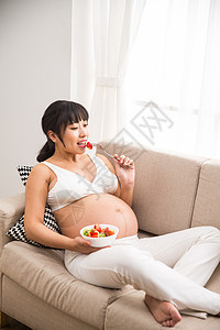 孕妇吃水果图片