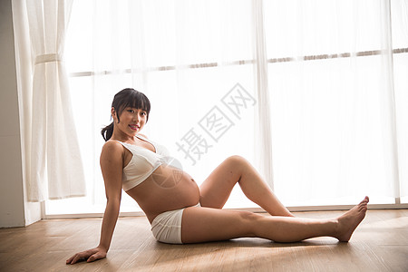 坐着健康生活方式怀孕幸福的孕妇图片