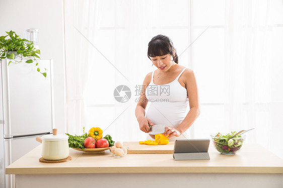 舒适青年女人菜板孕妇做饭图片