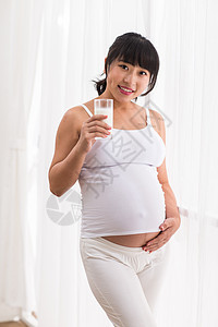 怀孕站着关爱孕妇喝牛奶图片