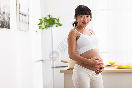 简单渴望健康食物幸福的孕妇图片