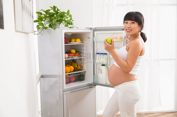 孕妇拿苹果图片