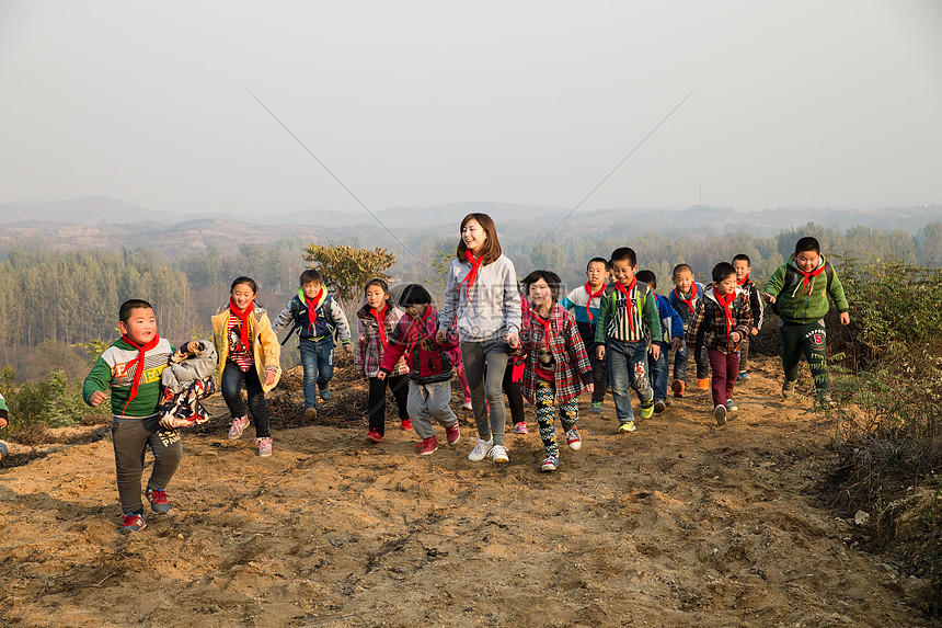 梦想欢乐山区乡村女教师和学生在玩耍图片