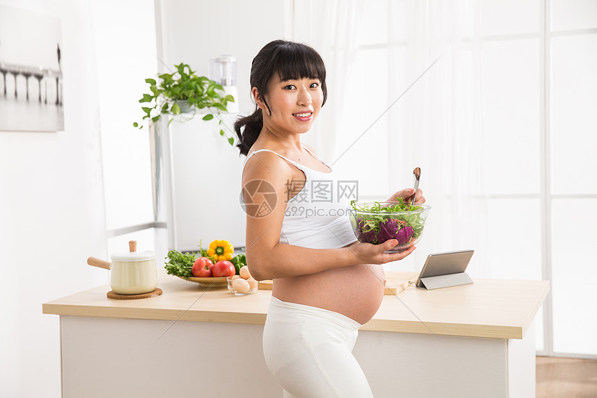 放松骄傲彩色图片孕妇吃蔬菜沙拉图片