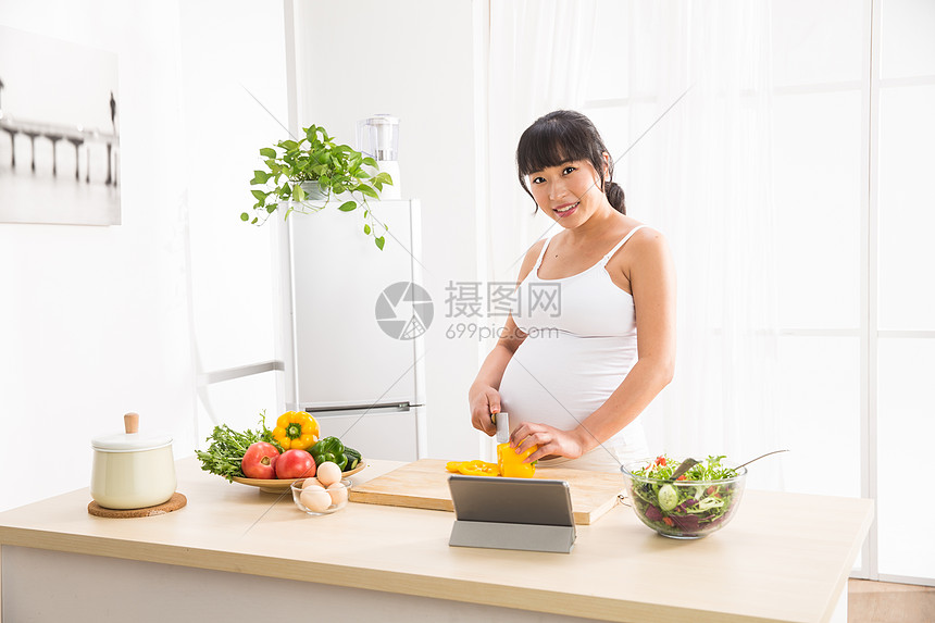 摄影仅女人成年人孕妇做饭图片