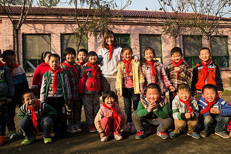 红领巾彩色图片小学男生乡村教师和小学生在学校里图片