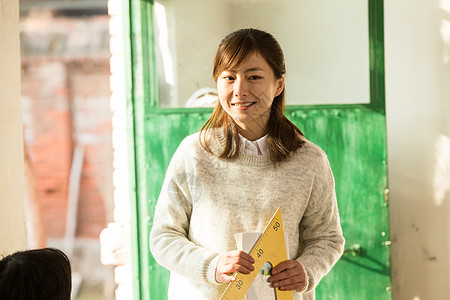 东方人彩色图片学龄儿童乡村女教师和小学生在教室里图片