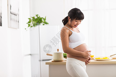 舒适身体保养餐饮幸福的孕妇高清图片
