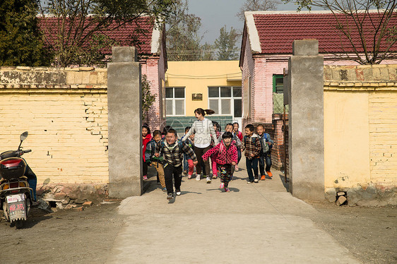 团结微笑的女孩乡村女教师和学生在户外图片