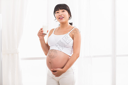 彩色图片东亚休闲装孕妇喝牛奶图片