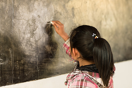 责任教育在校生乡村小学里的小学女生图片