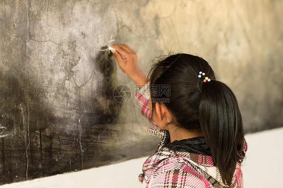责任教育在校生乡村小学里的小学女生图片