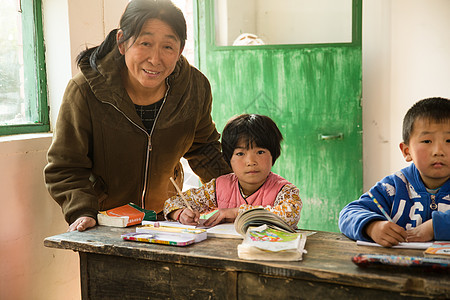 保护环境摄影乡村女教师和小学生在教室里图片