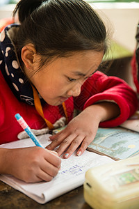 艰苦专注在校生乡村小学里的小学女生背景图片