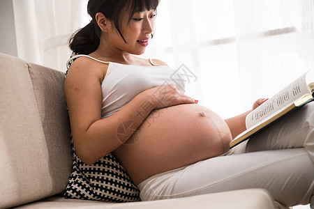 胎教青年女人起居室孕妇看书图片