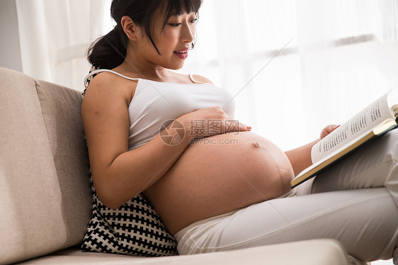 胎教青年女人起居室孕妇看书图片