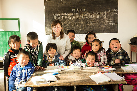 童年彩色图片希望工程乡村女教师和小学生在教室里图片