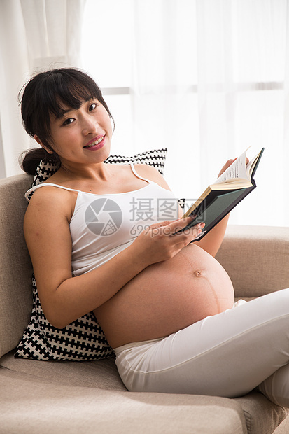 露出肚子沙发身体关注孕妇看书图片