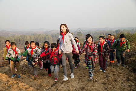 老师女人乡村女教师和学生在玩耍图片