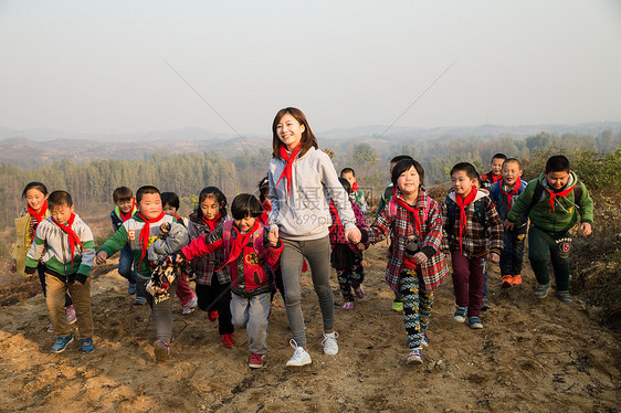 老师女人乡村女教师和学生在玩耍图片