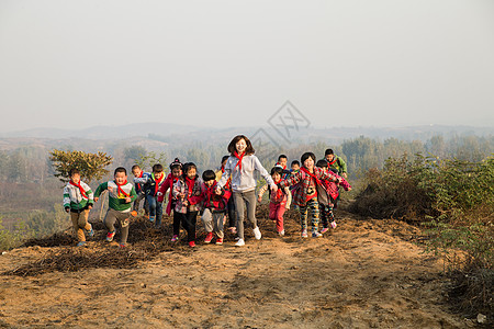 贫穷农村奔跑乡村女教师和学生在玩耍图片