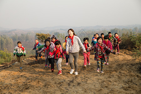 愉悦知识跑乡村女教师和学生在玩耍图片