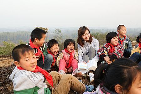 风景和人坐着彩色图片知识乡村教师和小学生在户外学习背景