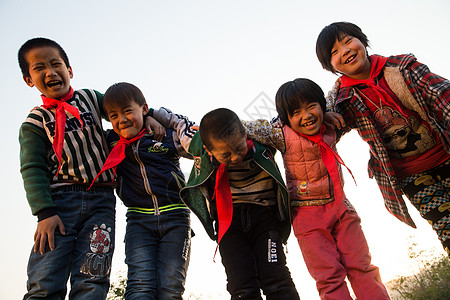 儿童自信东方人欢乐的乡村小学生高清图片