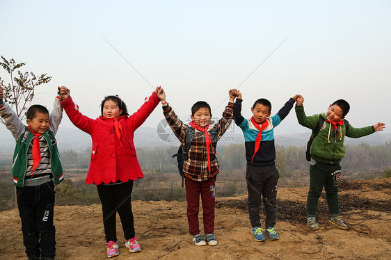 友谊信心红领巾欢乐的乡村小学生图片