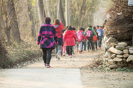 中老年人人儿童乡村女教师和学生户外活动图片