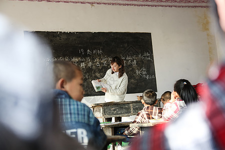 待遇东亚少量人群乡村女教师和小学生在教室里图片