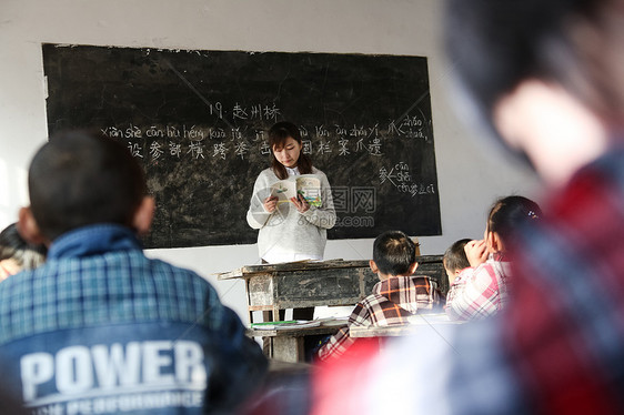 快乐智慧在校生乡村女教师和小学生在教室里图片