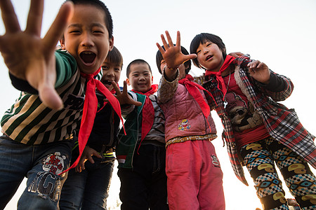 五个人表现积极知识欢乐的乡村小学生高清图片