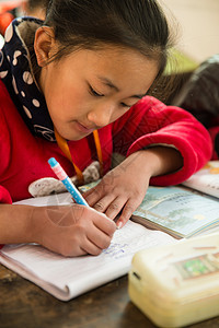 书垂直构图待遇乡村小学里的小学女生图片