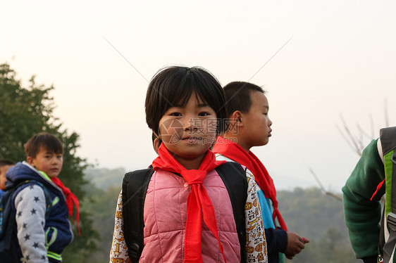 红领巾在校生幸福欢乐的乡村小学生图片