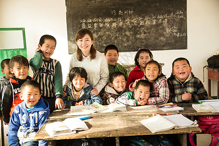 水平构图表现积极户内乡村女教师和小学生在教室里高清图片