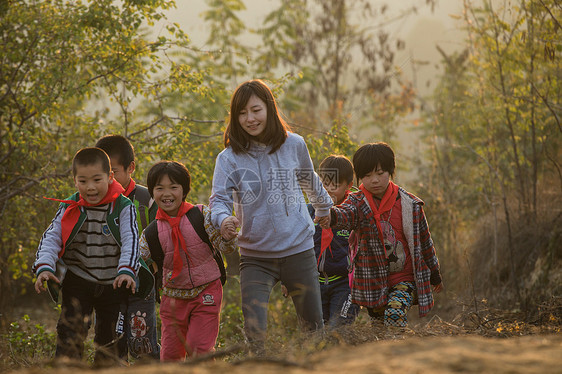 成年人关爱友谊乡村女教师和学生在户外图片