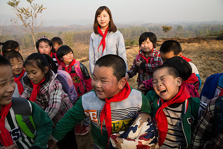 亚洲人关爱小学女生乡村女教师和学生在玩耍图片