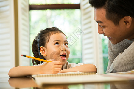 爸爸辅导女儿做作业图片