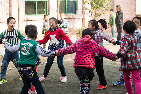 仅儿童微笑的团结乡村小学生在学校图片