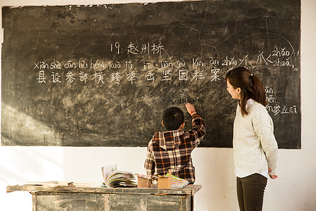 摄影学校农村乡村女教师和小学生在教室里背景