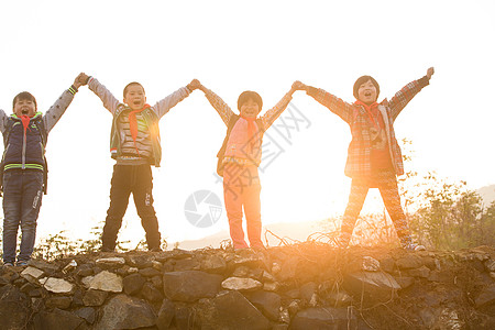 四个男孩愉悦亚洲四个人欢乐的乡村小学生背景