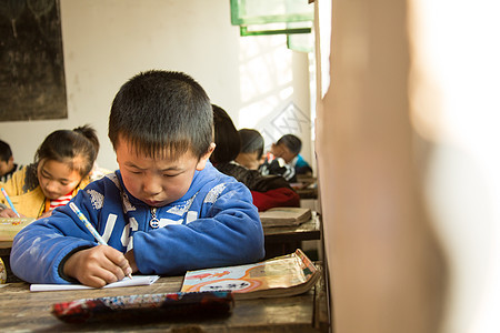 信心日光儿童乡村小学里的小学生图片