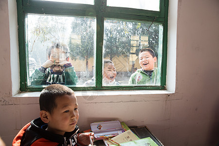 少量人群希望工程乡村小学里的小学生图片