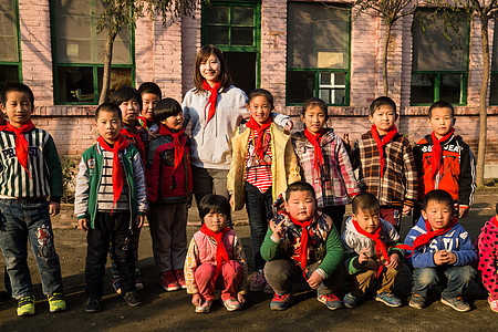 彩色图片女生摄影乡村教师和小学生在学校里图片