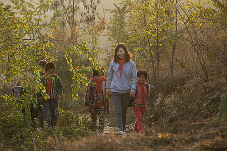 乐观援助东亚乡村女教师和学生在户外图片