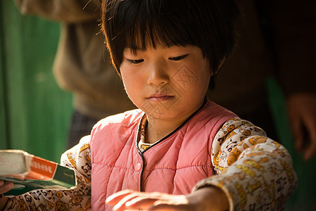 农村乐观认真的乡村小学里的小学女生图片