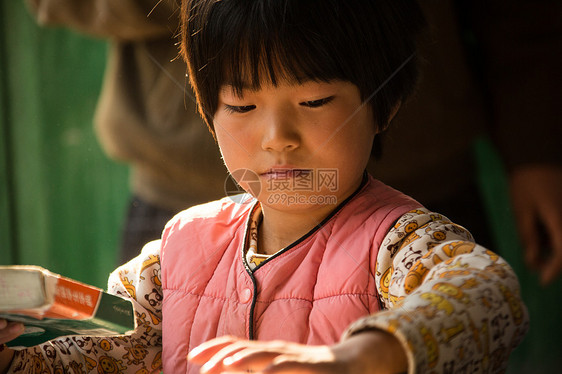 农村乐观认真的乡村小学里的小学女生图片