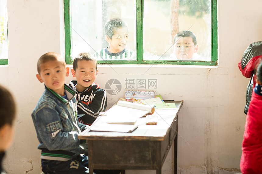 知识快乐梦想乡村小学里的小学生图片