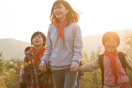 友谊小学人乡村女教师和学生在户外图片